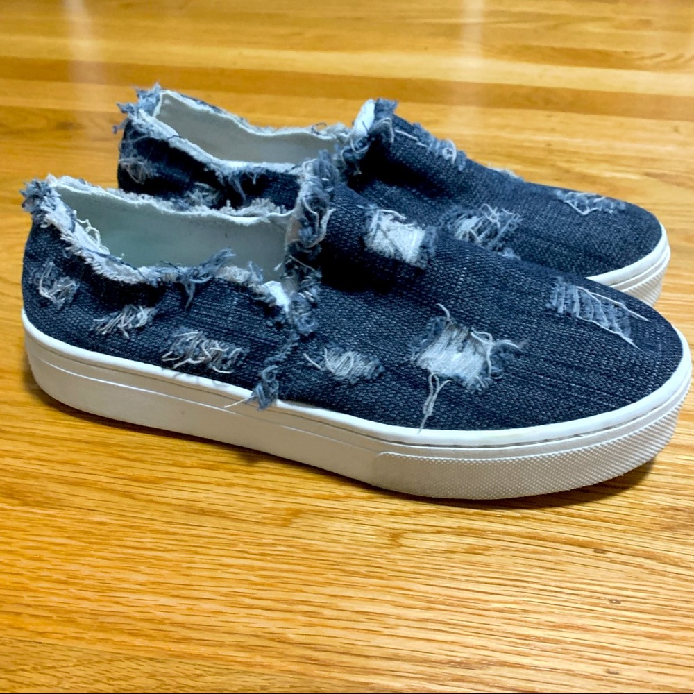 Ripped Denim Platform Slide-ons 💙🤍